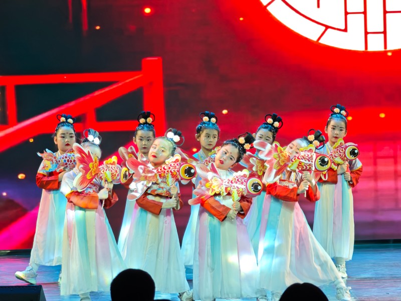 萌娃驭马 福启新年┃这场亲子联欢会藏着孩子最动人的成长密码